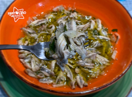 Acciughe con limone e cipolla